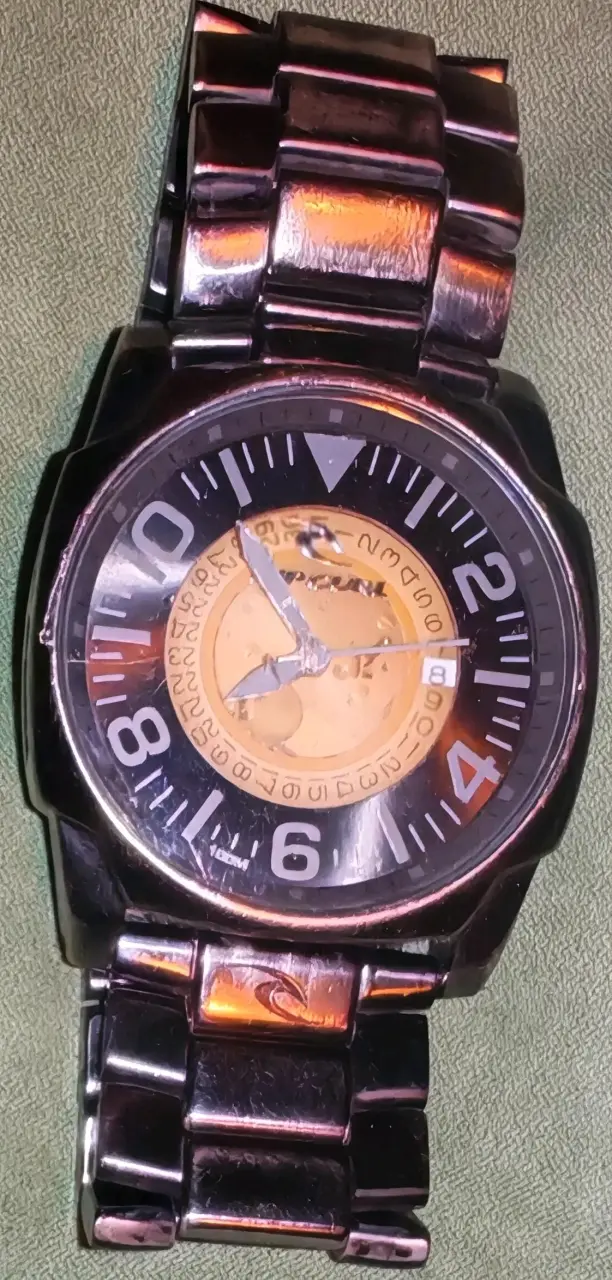 Reloj análogo con correa metálica