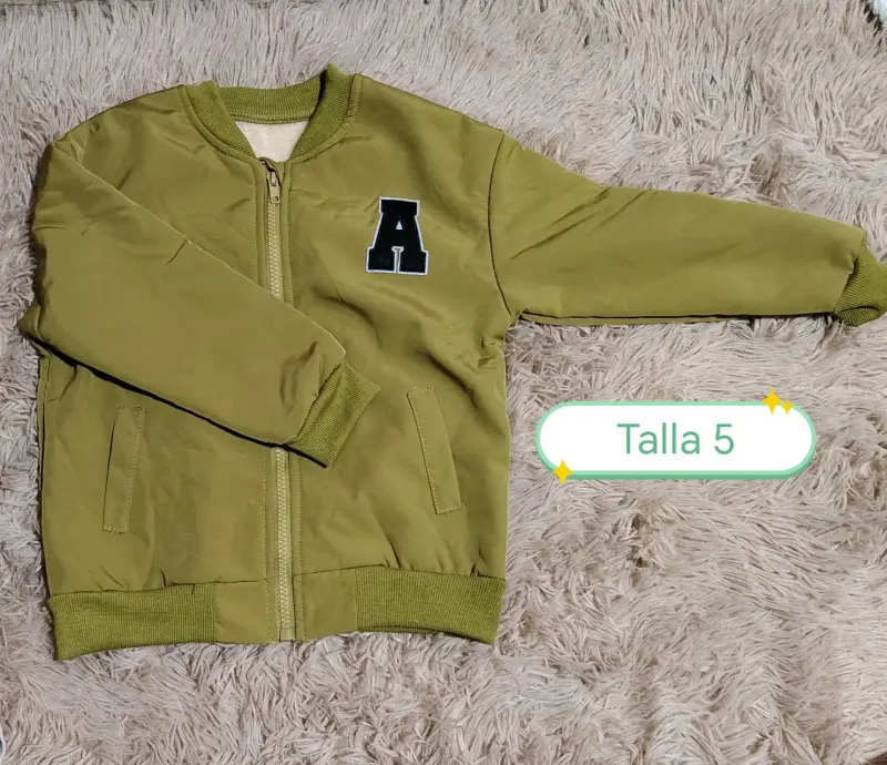 Chaqueta infantil verde talla 5 con letra A