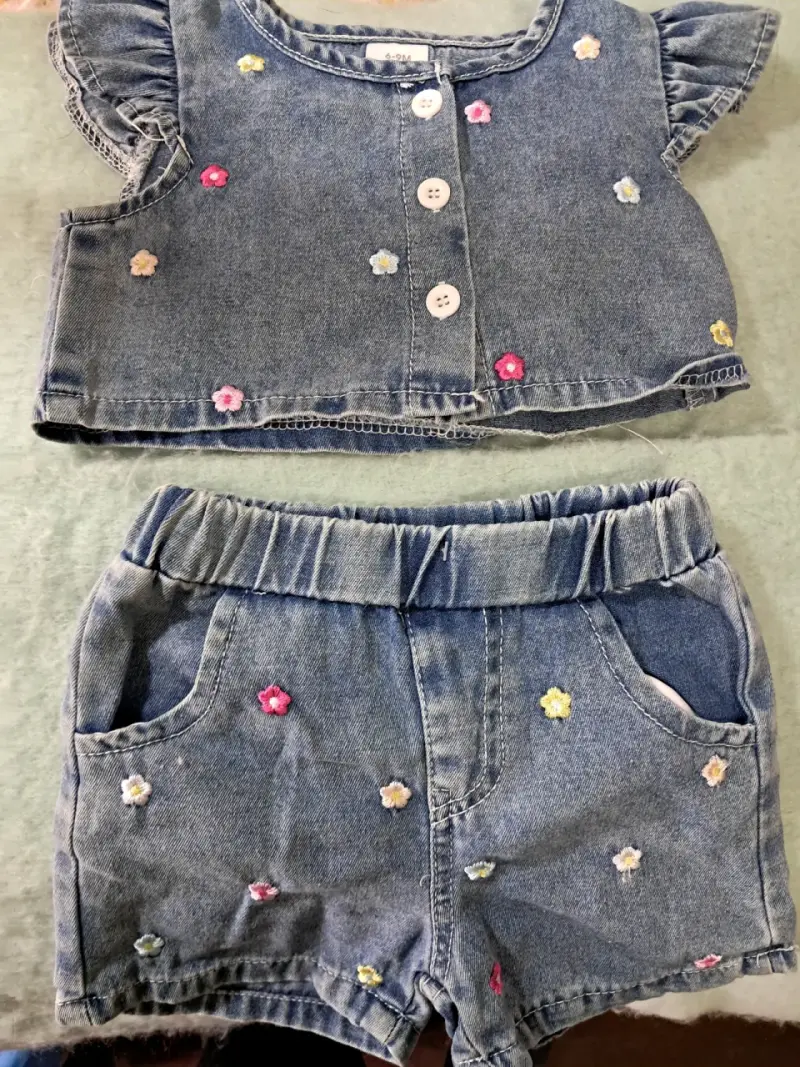 Conjunto de mezclilla para bebé con flores bordadas - 1
