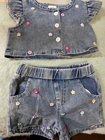 Conjunto de mezclilla para bebé con flores bordadas - miniatura 1
