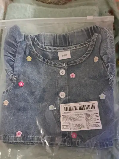 Conjunto de mezclilla para bebé con flores bordadas - miniatura 3