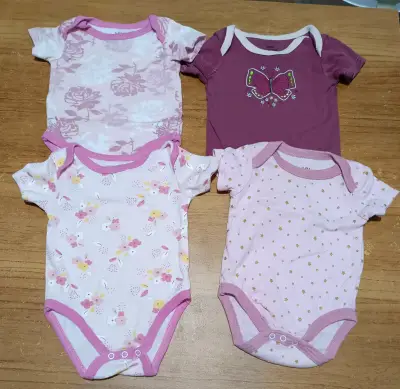 12 Bodies para bebé en tonos rosados y blanco - miniatura 1