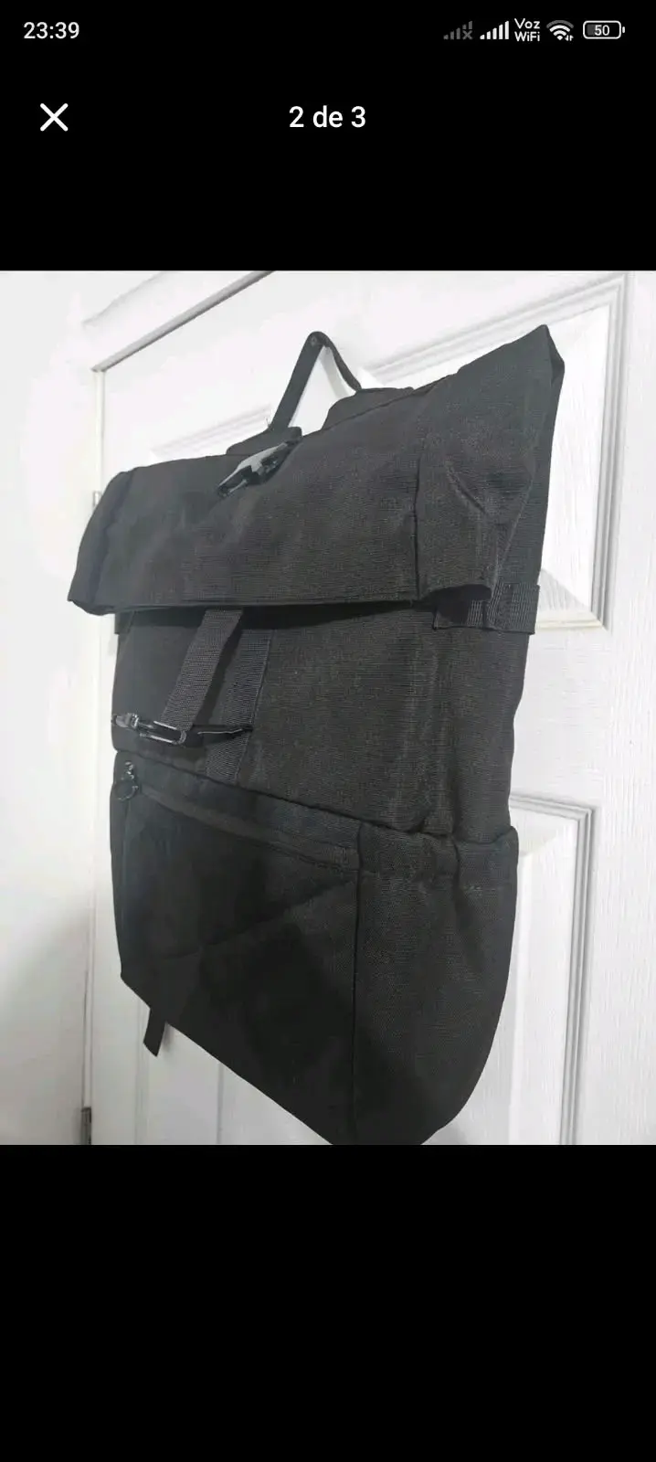 Mochila negra con múltiples compartimentos - 1