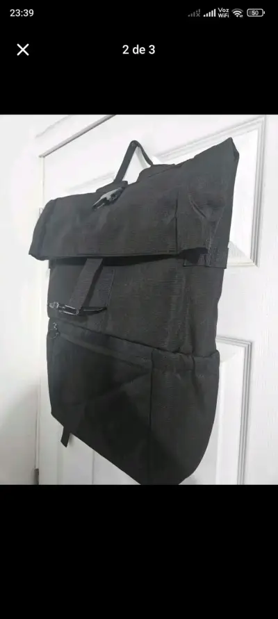 Mochila negra con múltiples compartimentos - miniatura 1