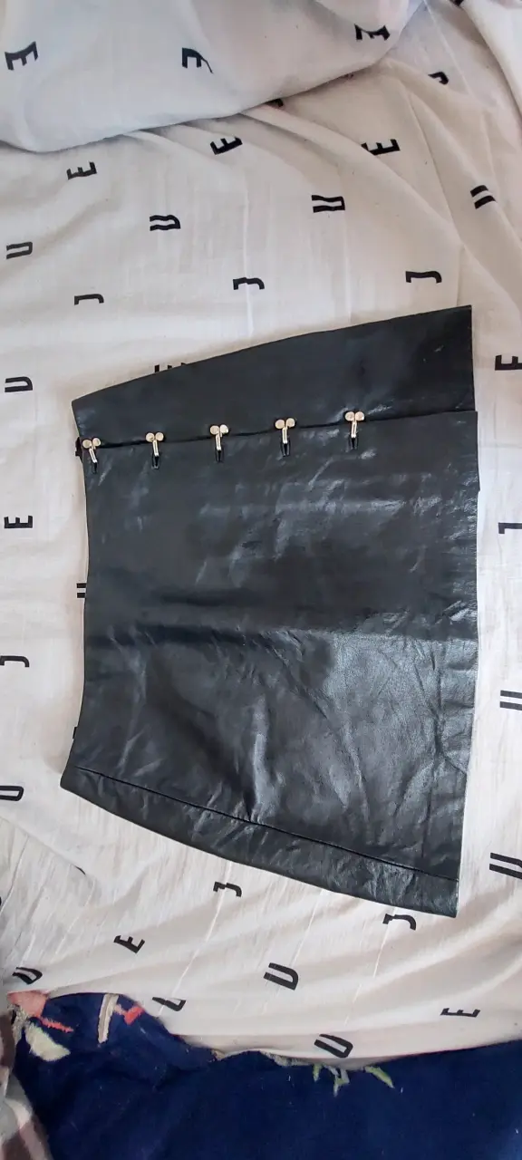 Falda corta de cuero negra con hebillas