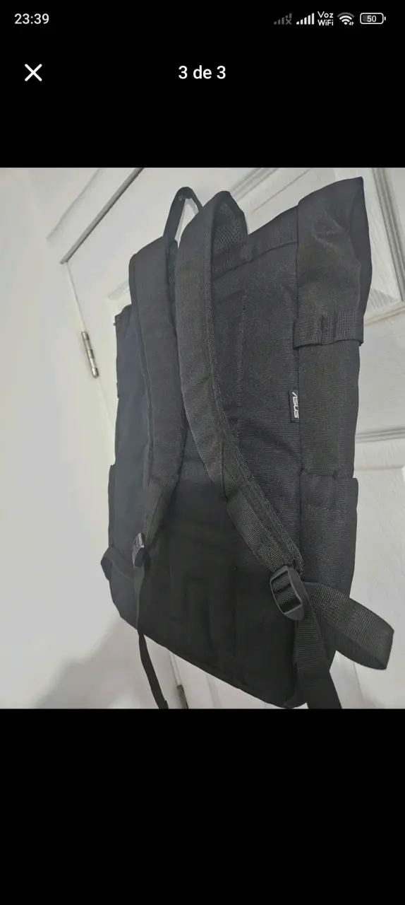 Mochila negra con múltiples compartimentos - 2