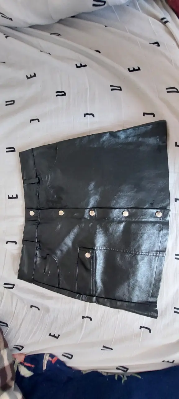 Faldashort de cuero sintético negra con botones - 1