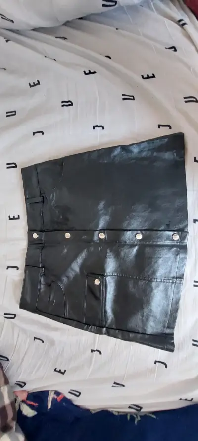 Faldashort de cuero sintético negra con botones - miniatura 1