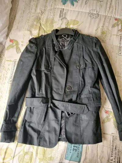 Chaqueta negra con cinturón para mujer - miniatura 8