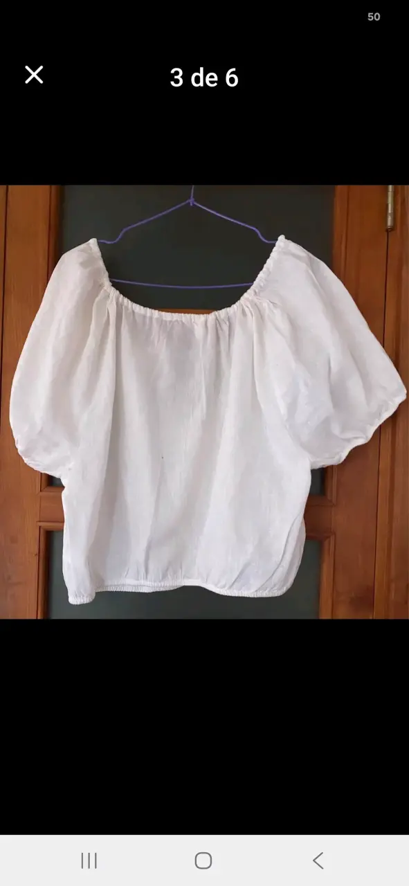 Blusa blanca de lino con mangas abullonadas