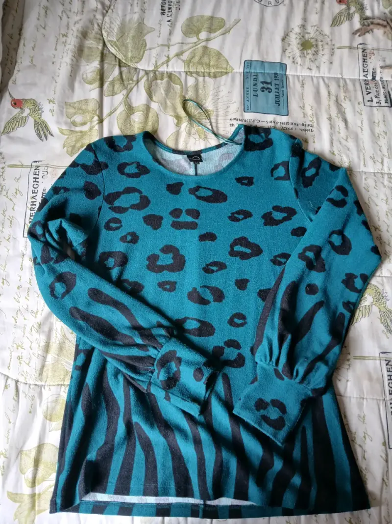 Polerón estampado animal print azul