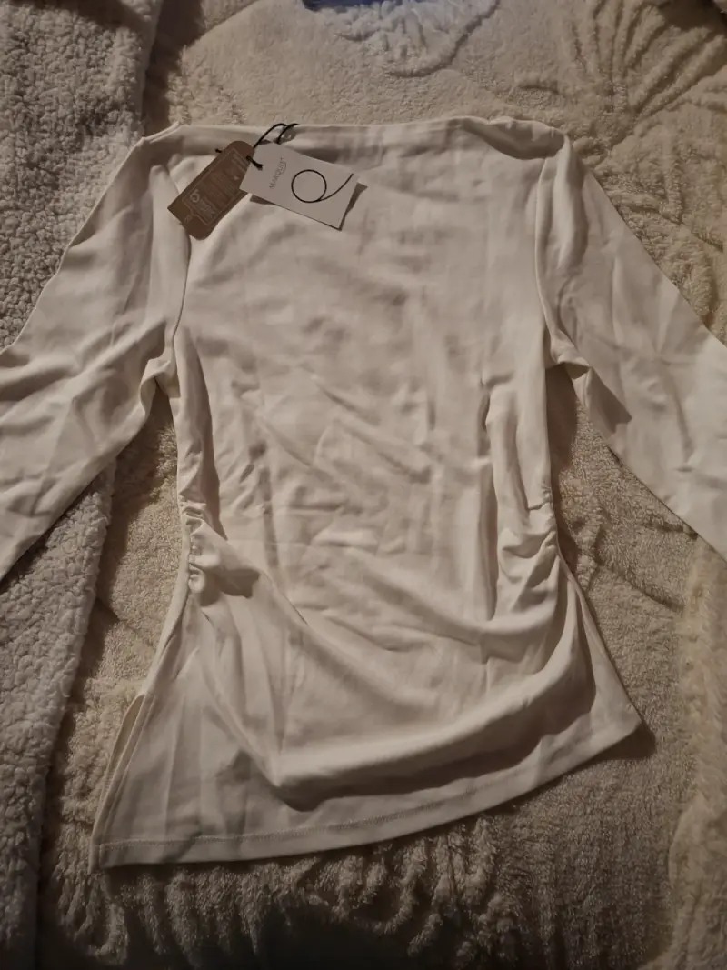 Blusa blanca de manga larga para mujer