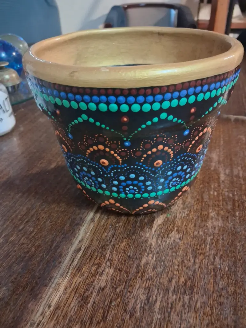 Macetero de cerámica pintado a mano