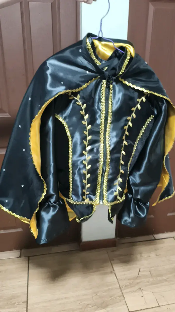 Disfraz de mago negro con detalles dorados