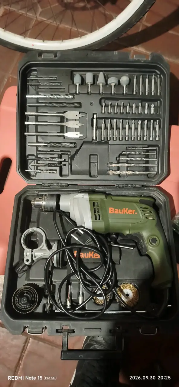 Taladro percutor 900w Bauker con accesorios