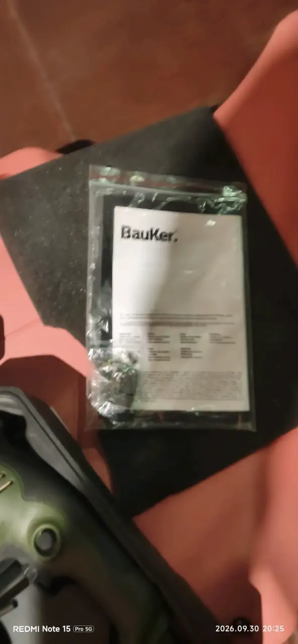 Taladro percutor 900w Bauker con accesorios - 2