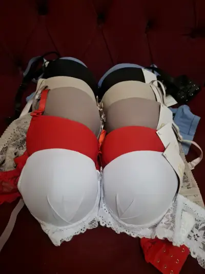 Conjunto de sostenes en varios colores con encaje - miniatura 1