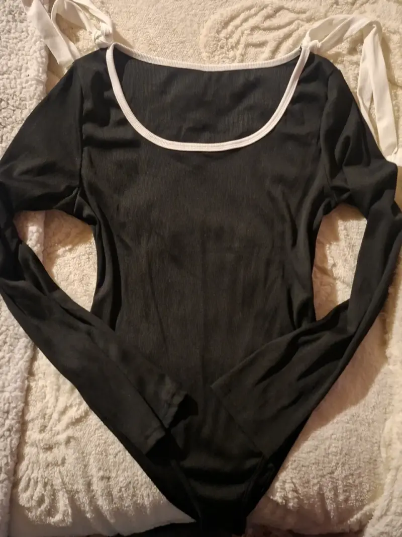 Body negro de manga larga con lazos