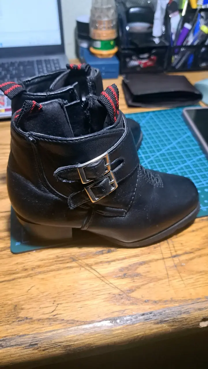 Botines negros de cuero con hebillas - 1