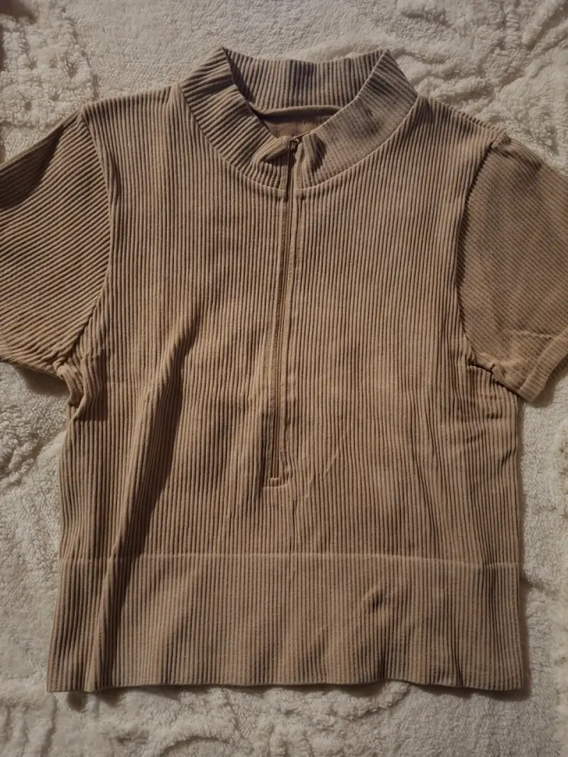 Polera de beige con cierre