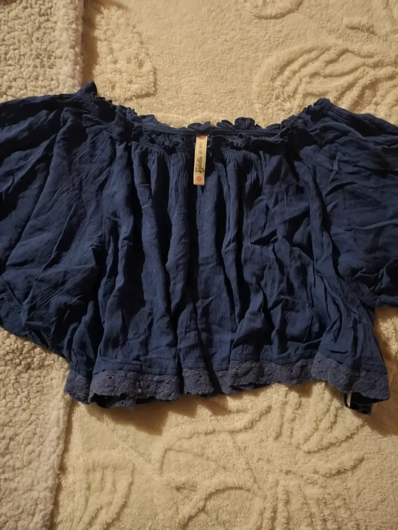 Blusa azul de hombros descubiertos