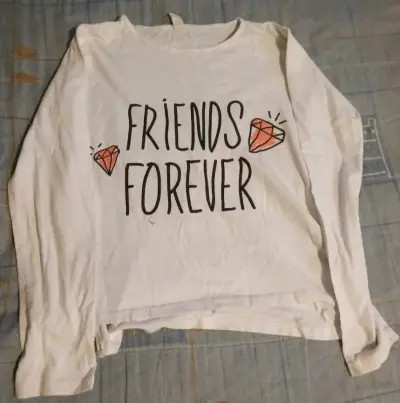 Polera blanca con diseño de niña - miniatura 1
