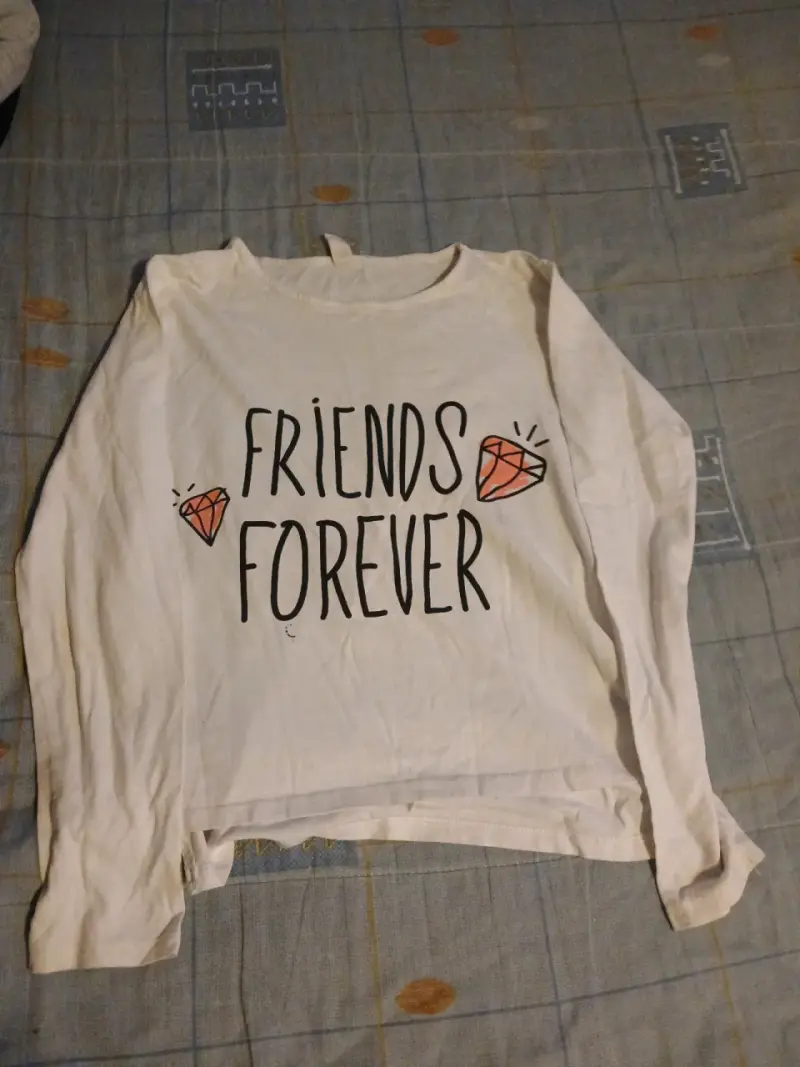 Polera blanca con diseño de niña - 2