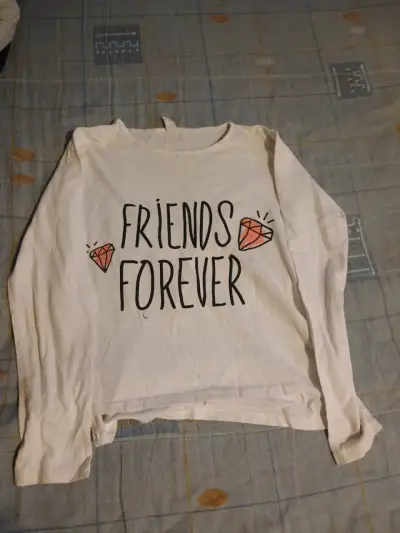 Polera blanca con diseño de niña - miniatura 2