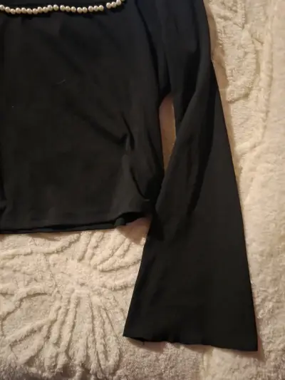 Polera negra con perlas en el cuello - miniatura 2