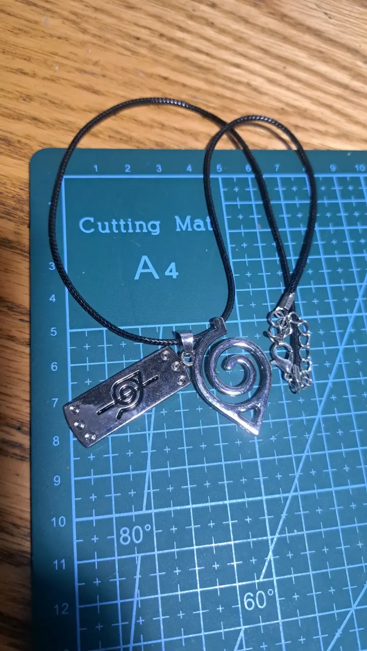 Collar con colgante de metal estilo anime - 1
