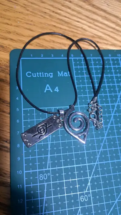 Collar con colgante de metal estilo anime - miniatura 1