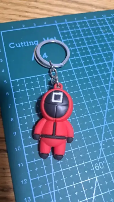 Llavero de personaje en traje rojo - miniatura 1