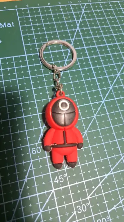 Llavero de personaje en traje rojo - miniatura 2