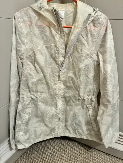 Chaqueta impermeable con capucha para mujer - miniatura 1