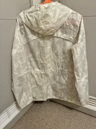 Chaqueta impermeable con capucha para mujer - miniatura 6