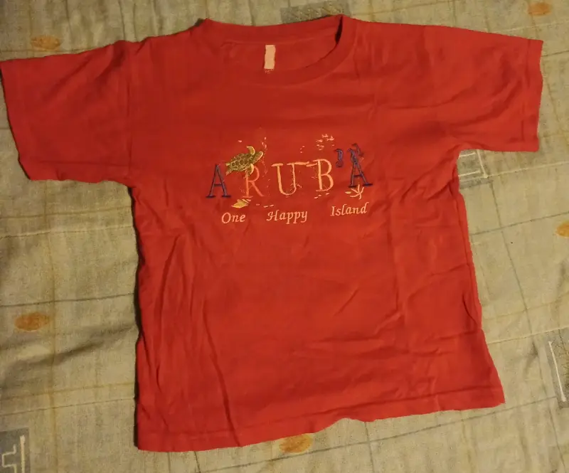 Polera niña color fuscia con diseño de Aruba - 2