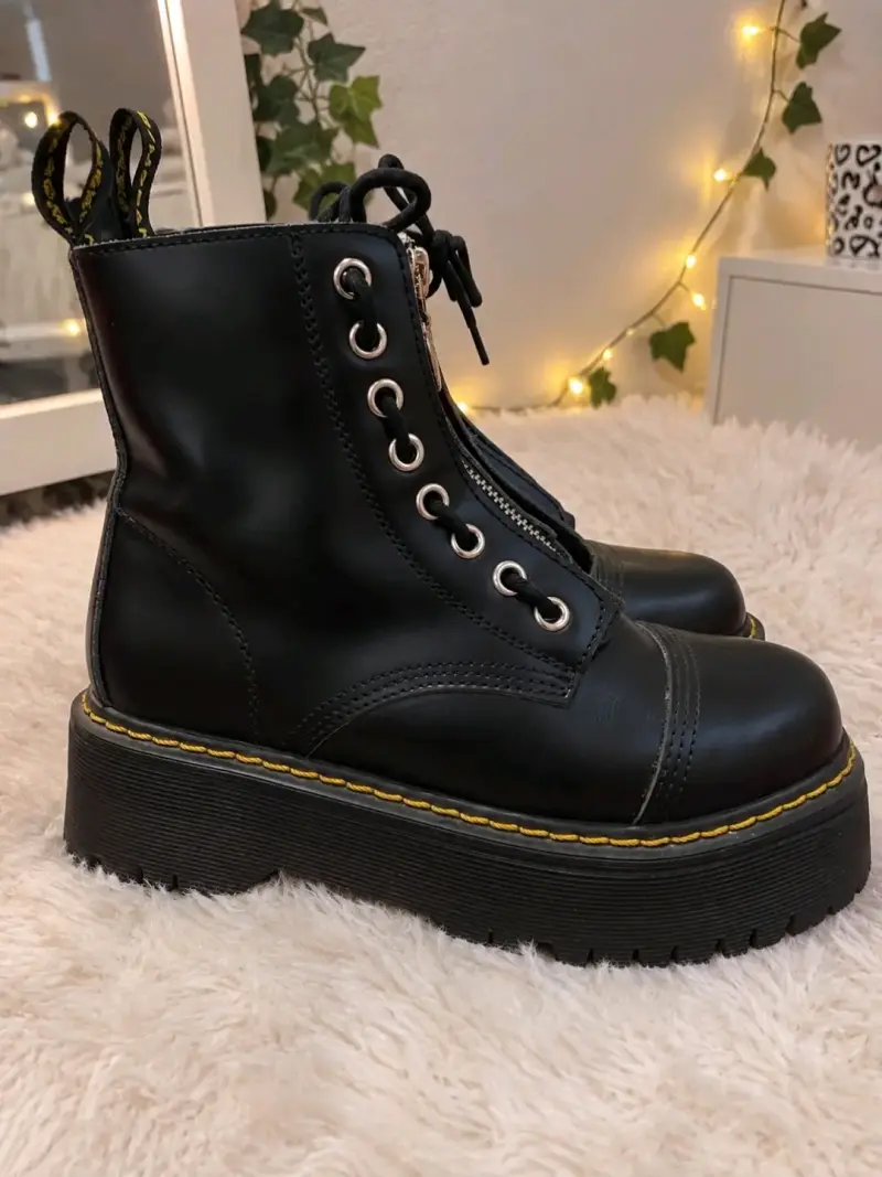 Botas negras de cuero con plataforma y cierre - 1