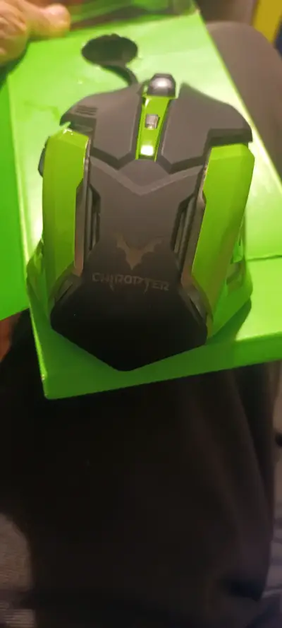 Mouse gamer verde con diseño ergonómico - miniatura 1