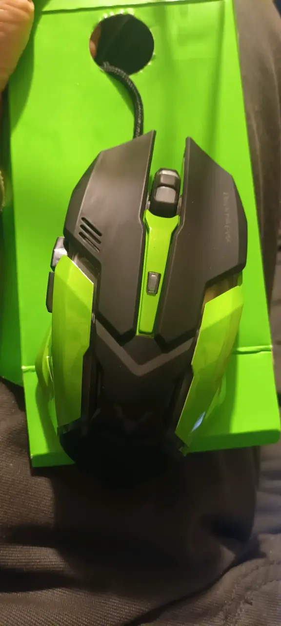 Mouse gamer verde con diseño ergonómico - 2
