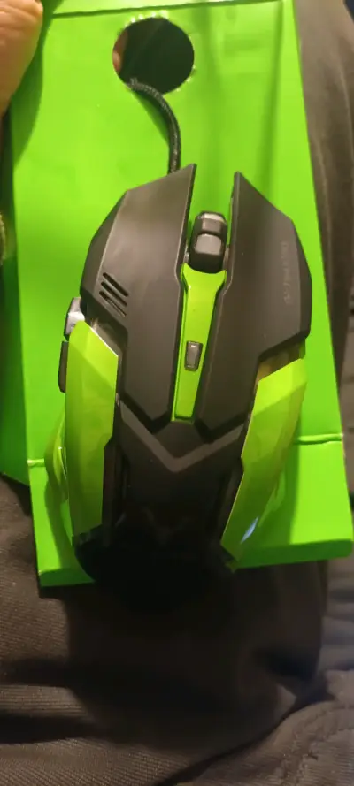Mouse gamer verde con diseño ergonómico - miniatura 2