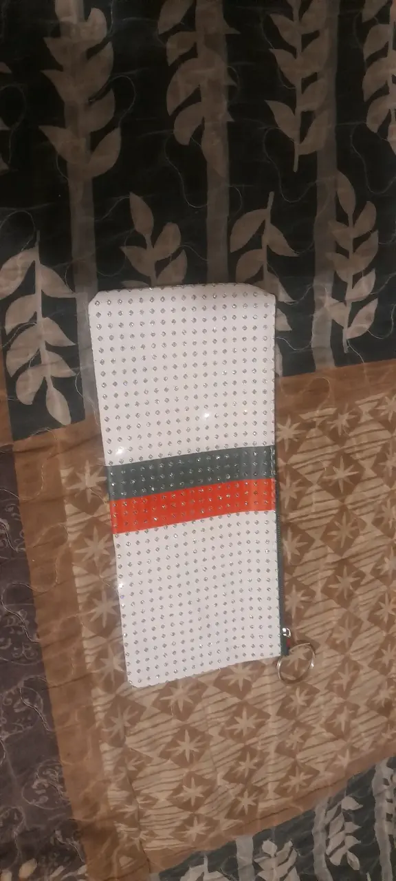 Estuche con diseño de puntos y anillo - 1