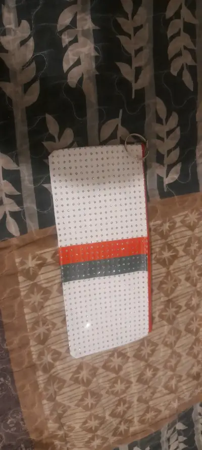 Estuche con diseño de puntos y anillo - miniatura 2