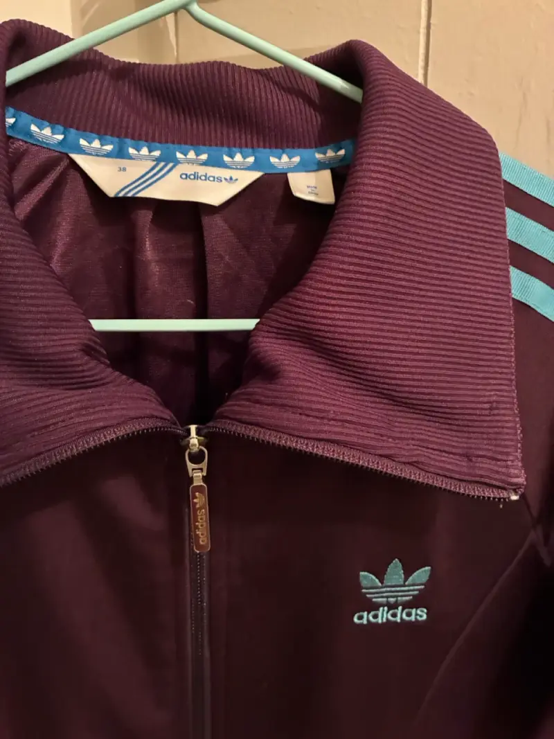 Chaqueta deportiva morada Adidas con rayas celestes - 2