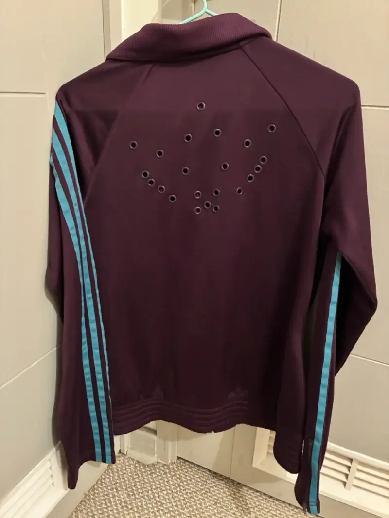 Chaqueta deportiva morada Adidas con rayas celestes - 4