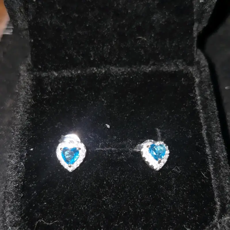 Aros de plata con piedras azules en forma corazón