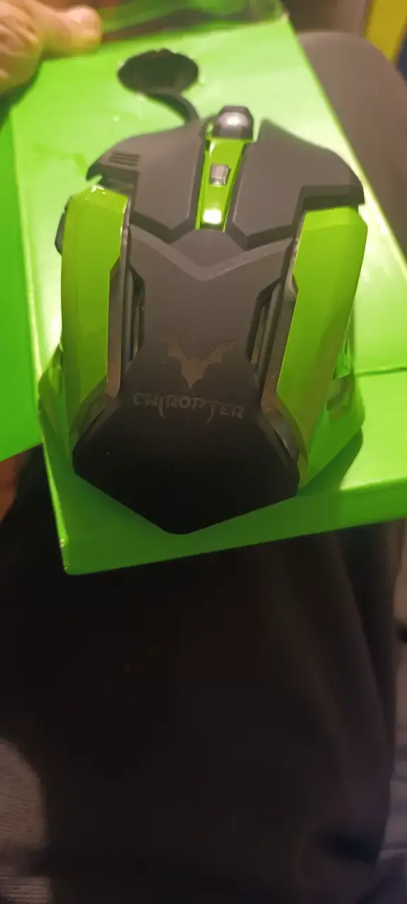 Mouse gamer verde con diseño ergonómico - 1