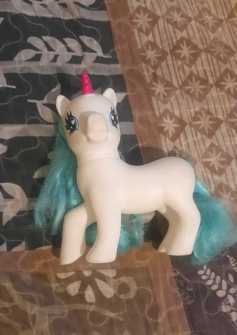 Juguete unicornio con crin azul y cuerno rosa - 1