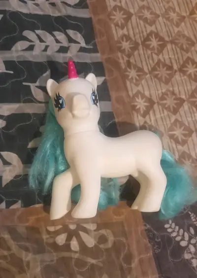 Juguete unicornio con crin azul y cuerno rosa - miniatura 1