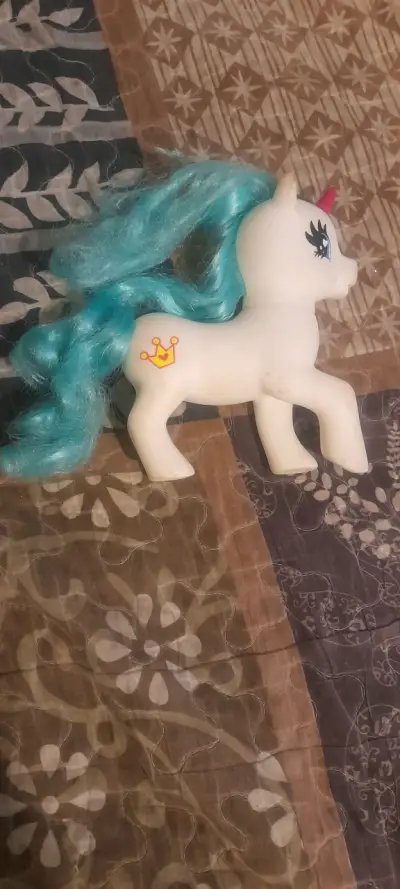 Juguete unicornio con crin azul y cuerno rosa - miniatura 2