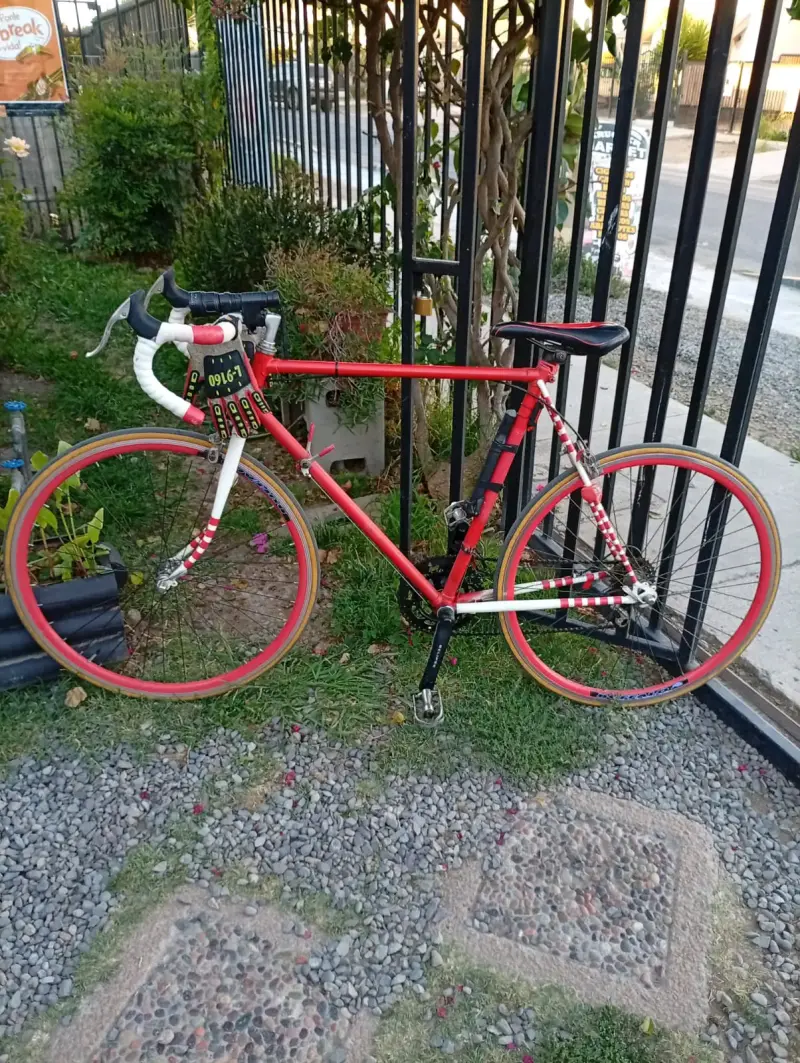 Bicicleta de carretera roja con manubrio curvo
